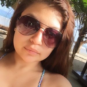 Meet your Posher, Carolina